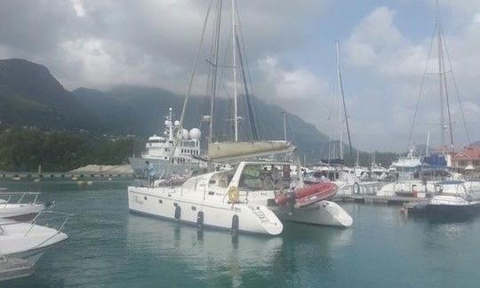 Catamaran de croisière avec équipage prêt à naviguer dans les îles Philippines