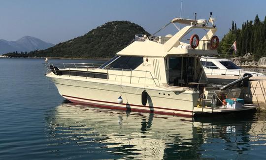 Louez un yacht à moteur Azimut 43 pour 8 personnes à Opuzen