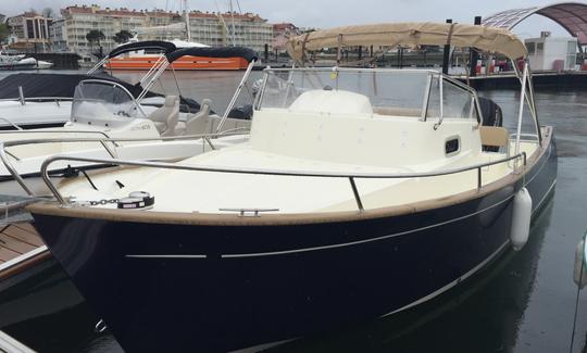 Aluguel de iates a motor 27' Rhea Getaway em Hendaye, França