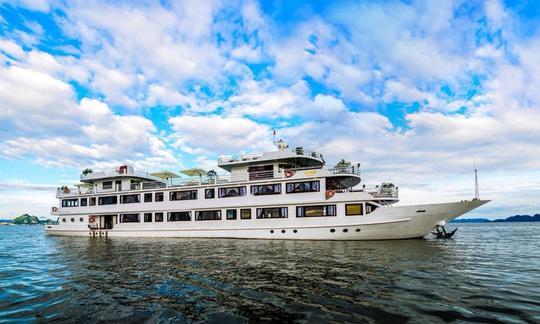 Silversea Cruise, megayate a motor en Halong, Vietnam