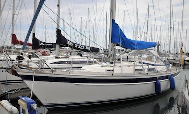 Experimente o veleiro “Aeoulus” Hallberg Rassy 36 em Southampton