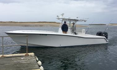 Viagens de robalo listrado e atum no console central invencível de 33 pés na Baía de Cape Cod