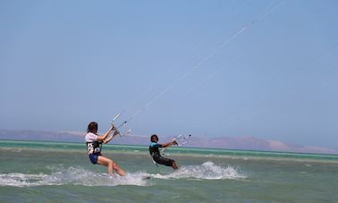 Kitesurf avec l'instructeur IKO de l'équipe Kite-Active à Hurghada, sur la mer Rouge