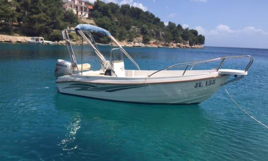 Barco abierto Reful 490 en Vrboska, Croacia