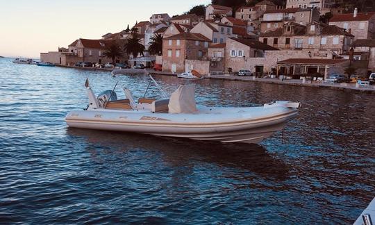 Excursions en bateau avec skipper avec bateau gonflable BSC de 24 pieds sur l'île de Vis