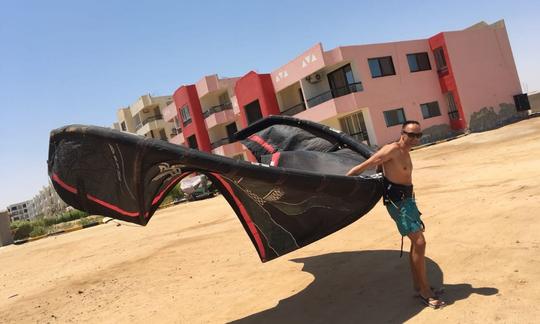 Cours de kitesurf avec les instructeurs IKO de l'équipe Kite-Active dans le gouvernorat de la mer Rouge