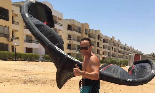 Cours de kitesurf avec les instructeurs IKO de l'équipe Kite-Active dans le gouvernorat de la mer Rouge