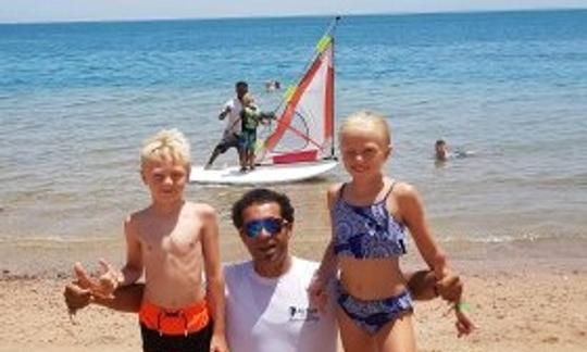 Cours de planche à voile avec les instructeurs WWS de Kite-Active dans le gouvernorat de la mer Rouge