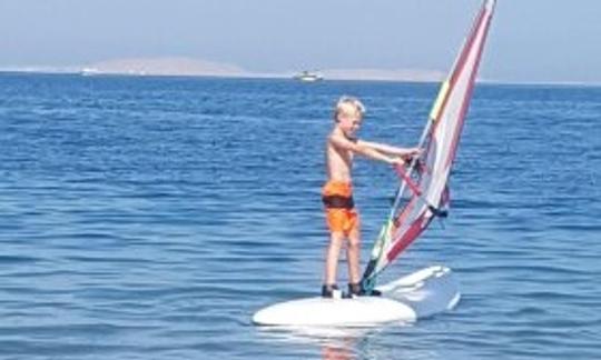 Cours de planche à voile avec les instructeurs WWS de Kite-Active dans le gouvernorat de la mer Rouge