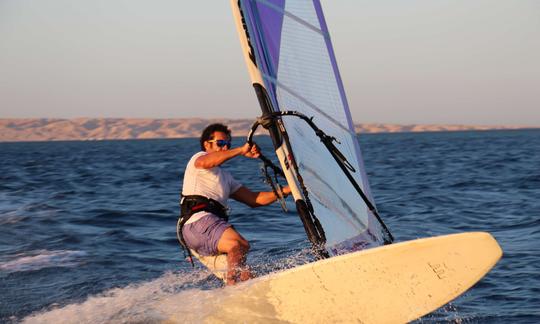 Cours de planche à voile avec les instructeurs WWS de Kite-Active dans le gouvernorat de la mer Rouge