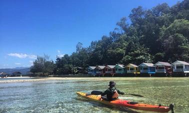 Caiaque e mergulho guiado na Ilha Dinawan, Sabah.