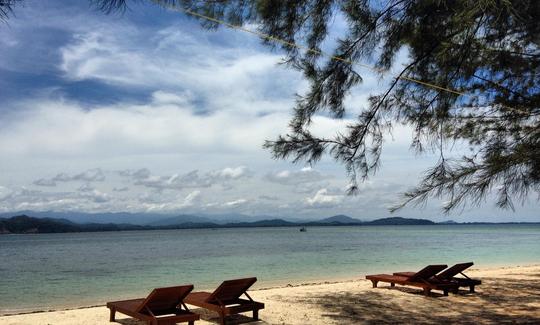 Piragüismo y esnórquel guiado en la isla Dinawan, Sabah.