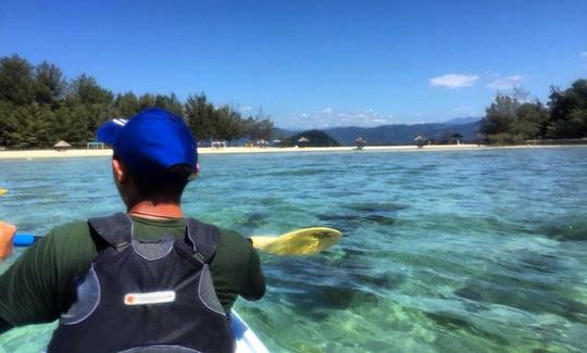 Piragüismo y esnórquel guiado en la isla Dinawan, Sabah.