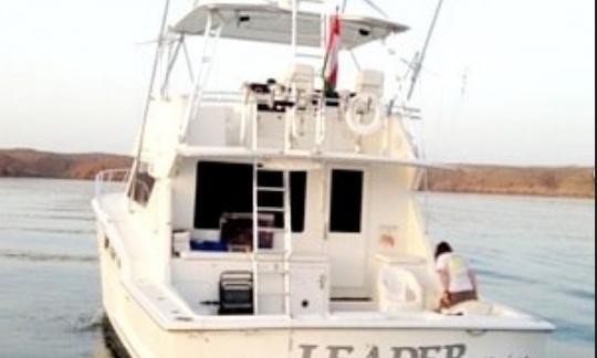 Impresionante aventura de pesca en aguas azules profundas en el mar de Omán