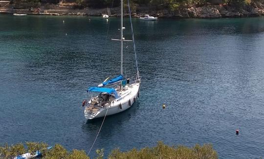 3Days/2night Tour 
Our Comet 42 in a Bay waiting for guests to swim back