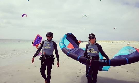 Lección de kitesurf con equipo de kitesurf Duotone e instructor certificado por IKO en Langebaan