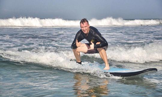 Aulas divertidas de surf com um instrutor incrível e profissional em Bali, Indonésia