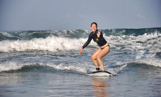 Aulas divertidas de surf com um instrutor incrível e profissional em Bali, Indonésia