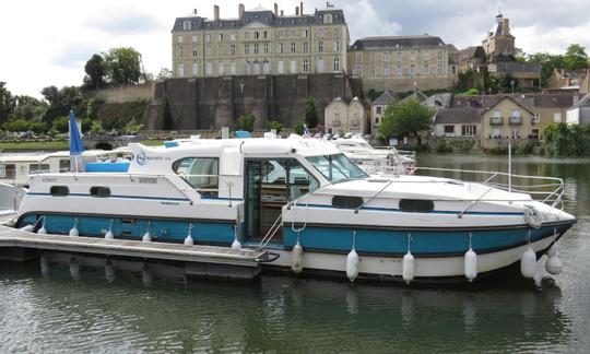 Barco pelo canal para explorar Anjou (8/10 pessoas)