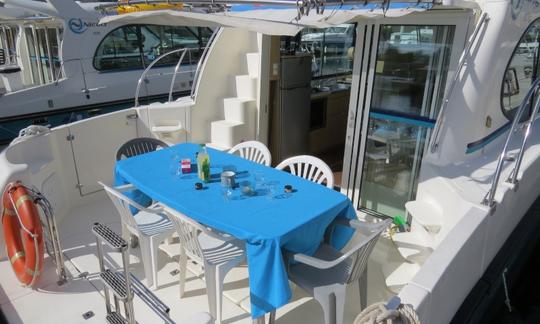 Canal Motor Yacht para explorar Anjou (8/10 personas)