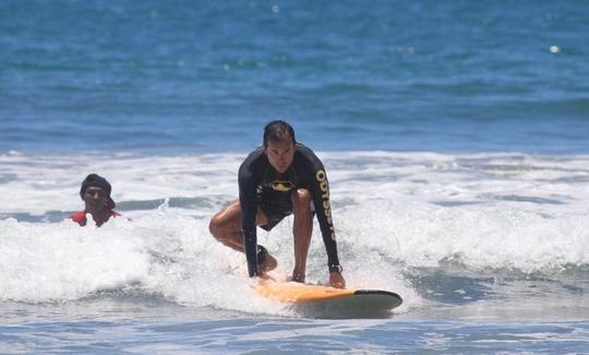 Aula de surf divertida e segura com garantia de stand-up em Kuta, Bali