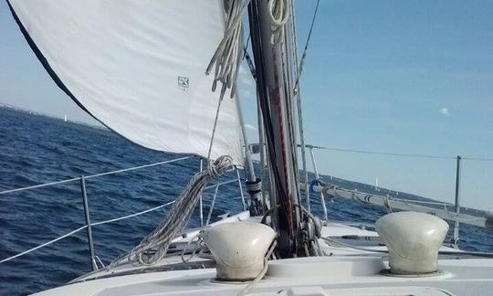 38-ft Hunter 376 Sailing Adventure in Annapolis