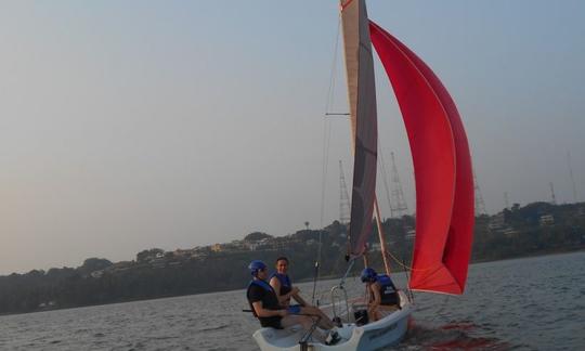 Lección de vela en un barco Laser Bahia de 16 pies en Bambolim, Goa