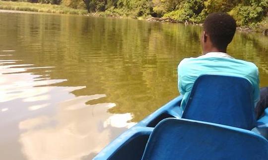 Passeio de safári de canoa no Lago Duluti na região de Arusha