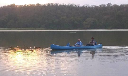 Passeio de safári de canoa no Lago Duluti na região de Arusha