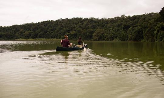 Passeio de safári de canoa no Lago Duluti na região de Arusha