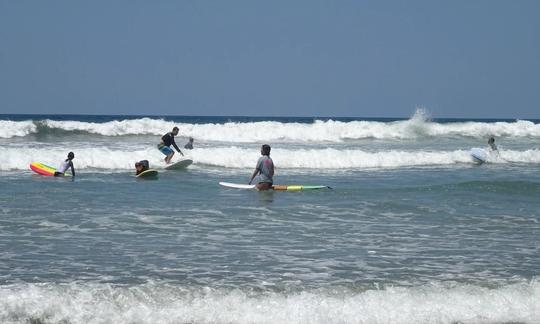 Aulas particulares de surf na Praia de Guiones, Província de Guanacaste