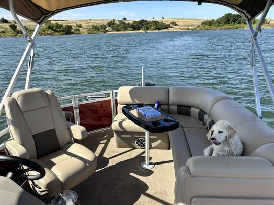 ¡Relájate en el agua con SunTracker Party Barge 20 para divertirte en el lago Lawtonka!