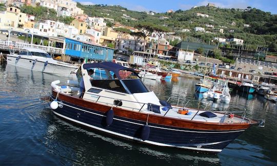 Experiência incrível de dia inteiro em Positano, Itália, a bordo deste barco de caminhada de 32 pés