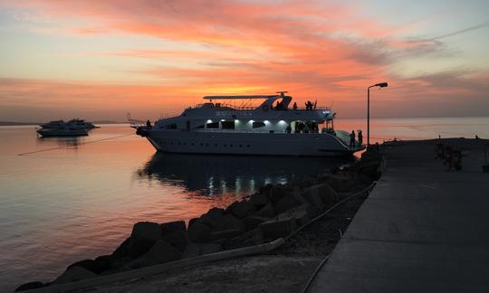 Yacht à moteur de luxe dans la mer Rouge