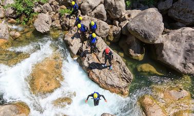 Aventure de canyoning extrême avec des guides professionnels à Split, en Croatie