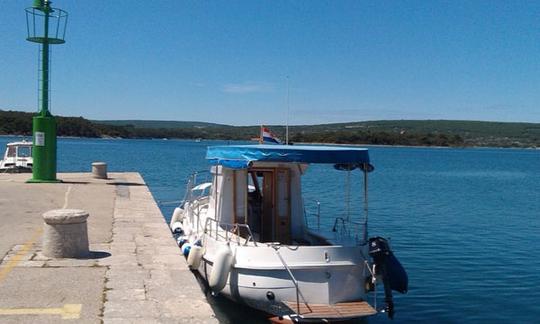 Excursões de táxi e barco a bordo do barco Semideplasman de 26 pés em Punat