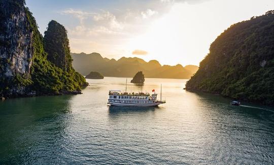 Increíble crucero Lavender Elegance en la bahía de Halong, Vietnam