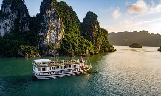 Increíble crucero Lavender Elegance en la bahía de Halong, Vietnam