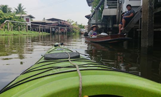 The real floating market..  Mangoes with coconut milk on stick rice. Must try!!