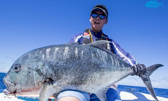 Desfrute da pesca em Ari Atoll, Maldivas, no console central