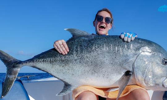 Desfrute da pesca em Ari Atoll, Maldivas, no console central