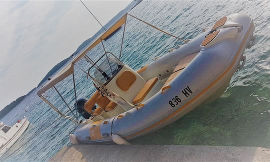 Skippered Rental - Barco inflável rígido Flyer 575 em Hvar