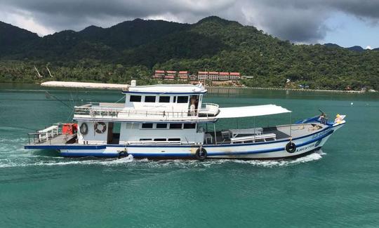 Reserve uma viagem de mergulho com snorkel em uma bela traineira em Ranong para 24 pessoas!