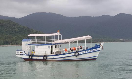 Reserve uma viagem de mergulho com snorkel em uma bela traineira em Ranong para 24 pessoas!