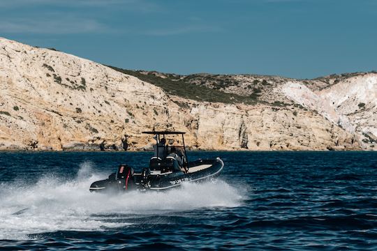 Excursão de 3 horas ao pôr do sol na Ilha de Milos na linha superior C29 'Navigatus V'