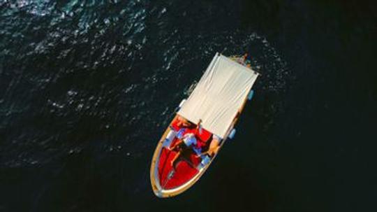 Passeio de barco privado pela Ilha de Capri com gozzo clássico