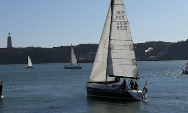 Cruzeiro turístico em Lisboa a bordo de um monocasco de cruzeiro de 32 pés para 6 pessoas