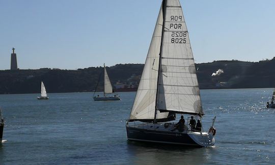 Cruzeiro turístico em Lisboa a bordo de um monocasco de cruzeiro de 32 pés para 6 pessoas