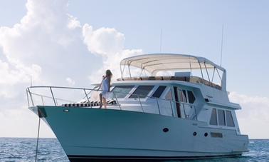 Évitez la foule, louez un yacht Rayburn de 62 pieds vers Rose Island et Green Cay 