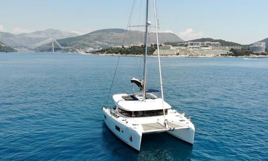 Catamarán Lagoon 42 de alquiler con tripulación de lujo en Split